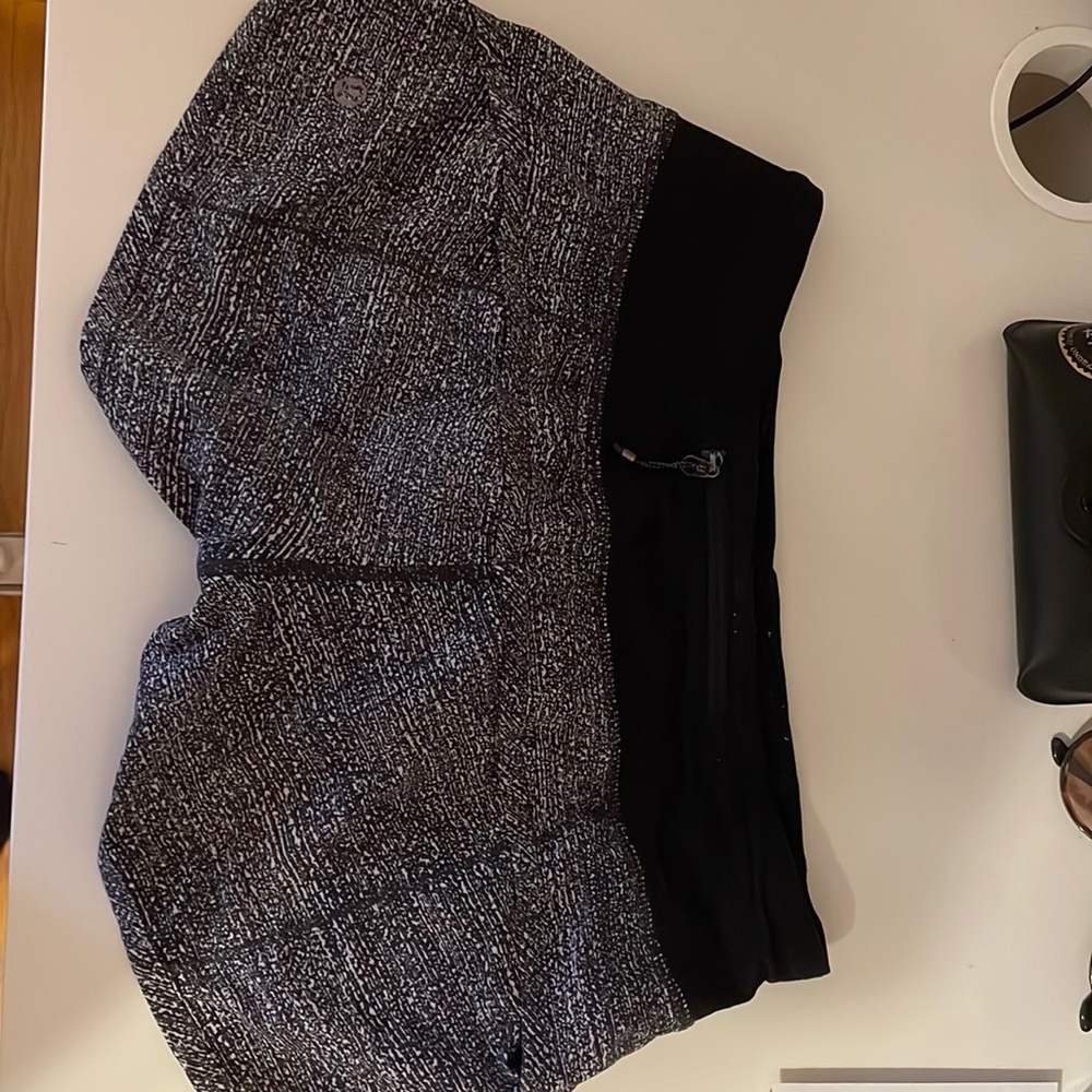Lululemon size 2 gray and black speed ups 2.5inch